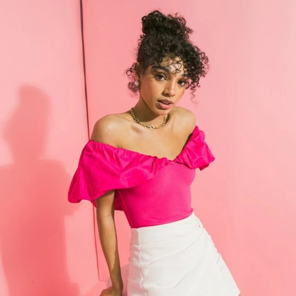 Flying Tomato Tops - ❌SOLD❌

🌺beautiful pink bodysuit with puffy sleeves🌺